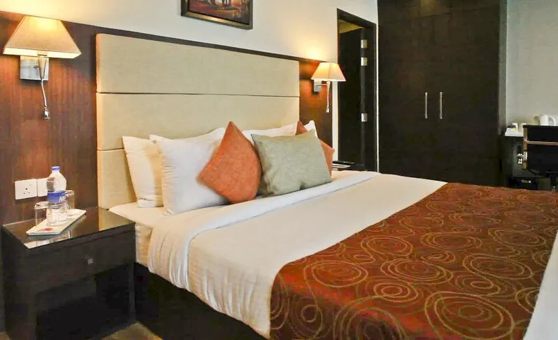 DLS-Clarks-Inn-Gurgaon-suiteroom-kingbed