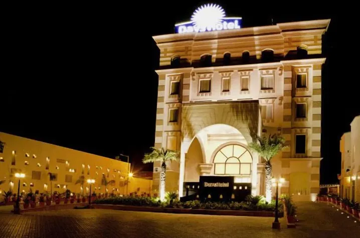 Days-Hotel-by-Wyndham-Panipat-entrance