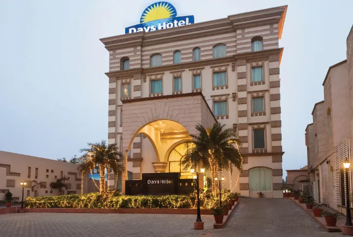 Days-Hotel-by-Wyndham-Panipat-facade