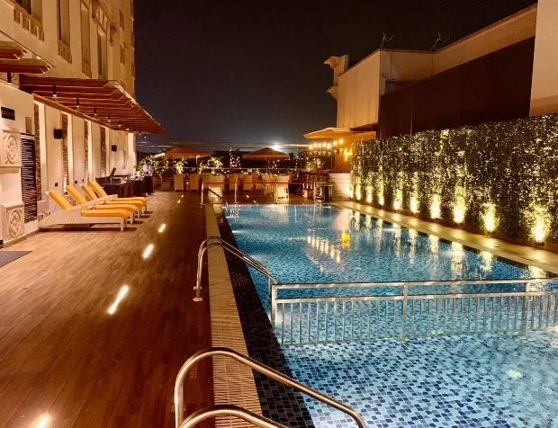 Days-Hotel-by-Wyndham-Panipat-swimmingpool