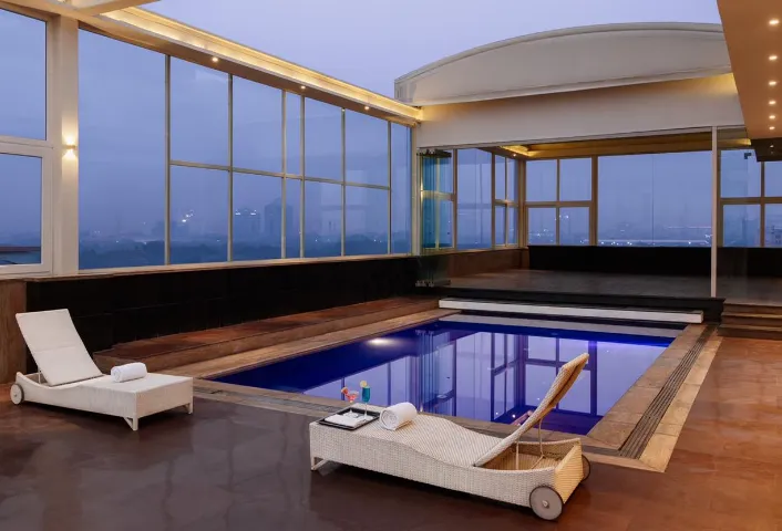 Golden-Tulip-CityCenter-Gurugram-swimmingpool