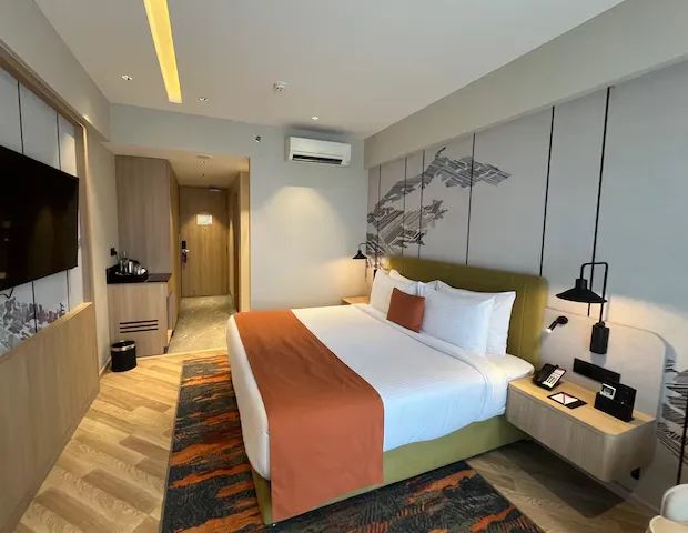 Ramada-Encore-by-Wyndham-standard-king-bed-room