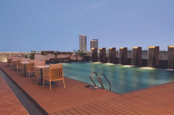 Ramada-Encore-by-Wyndham-swimmingpool