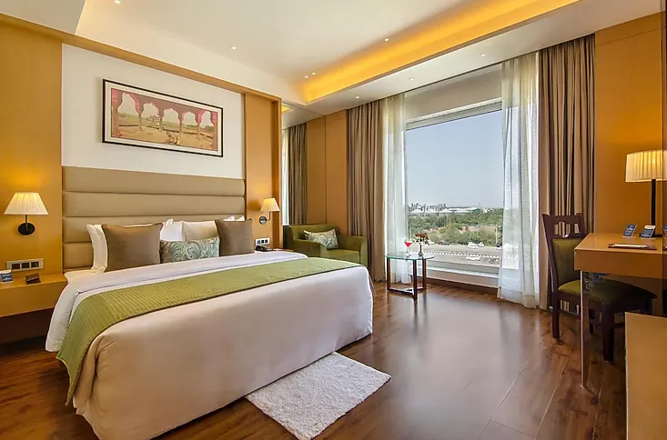 Sarovar-Portico-Sonipat-deluxeroom-kingbed