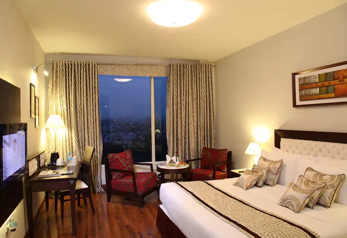 TreeHouse-Queens-Pearl-Gurugram-luxury-suite-kingbed