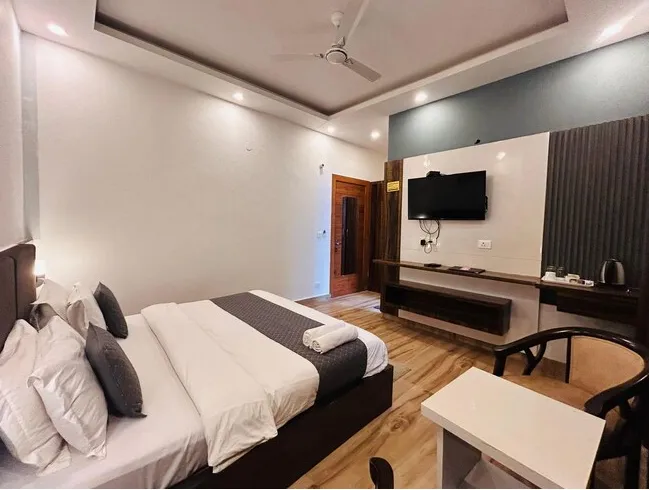 Hotel-JS-Inn-Mussoorie-deluxe-room